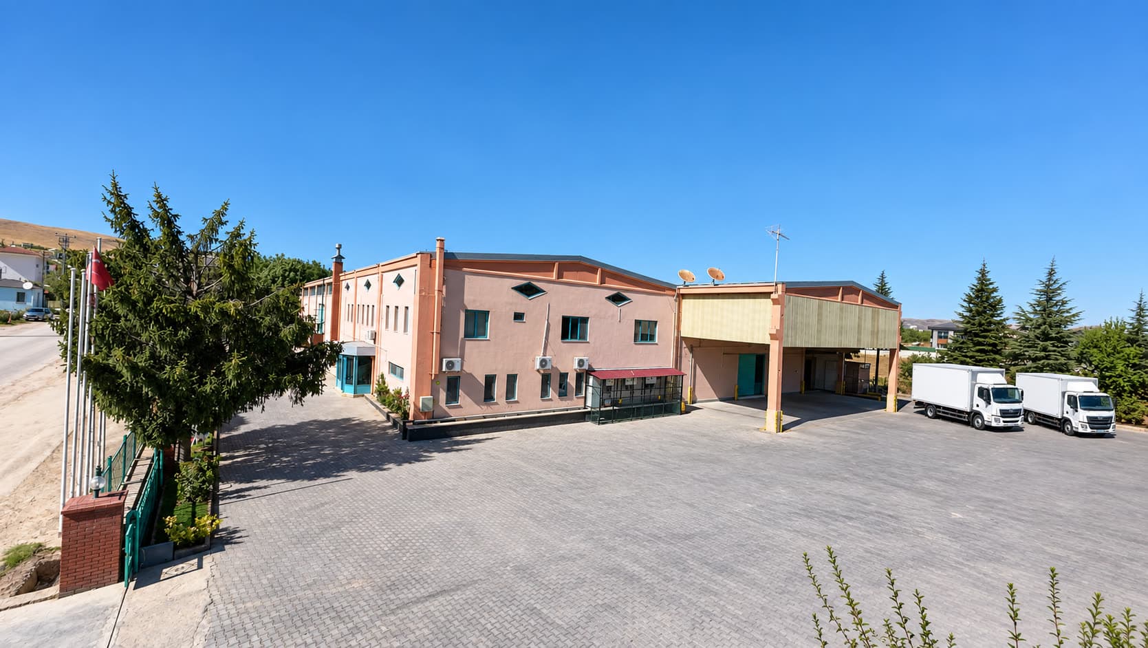 Elazığ tesis avlusu ve dağıtım araçları